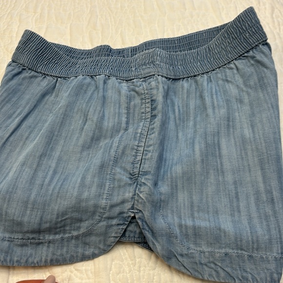Aritzia TNA elastic waist jean shorts. - Picture 10 of 10